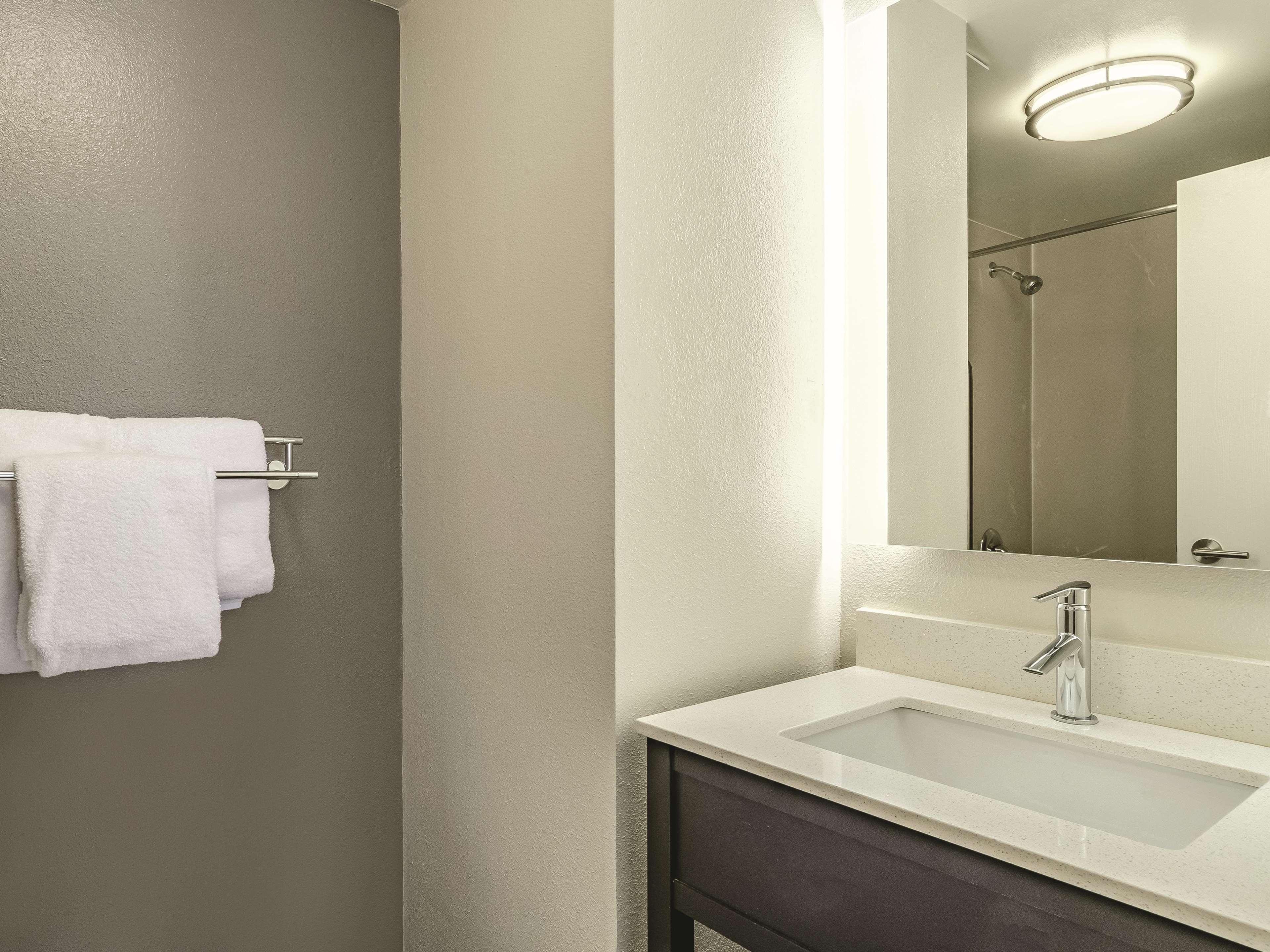 La Quinta By Wyndham Warwick Providence Airport Hotell Exteriör bild