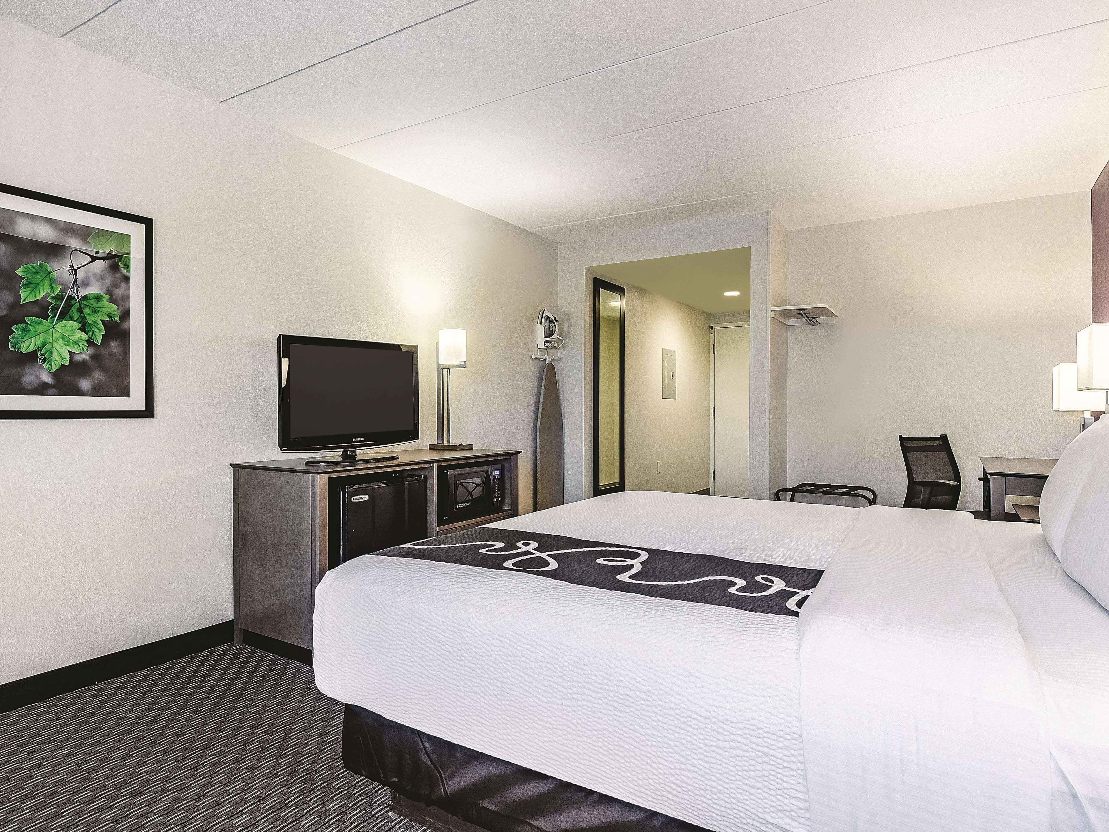 La Quinta By Wyndham Warwick Providence Airport Hotell Exteriör bild