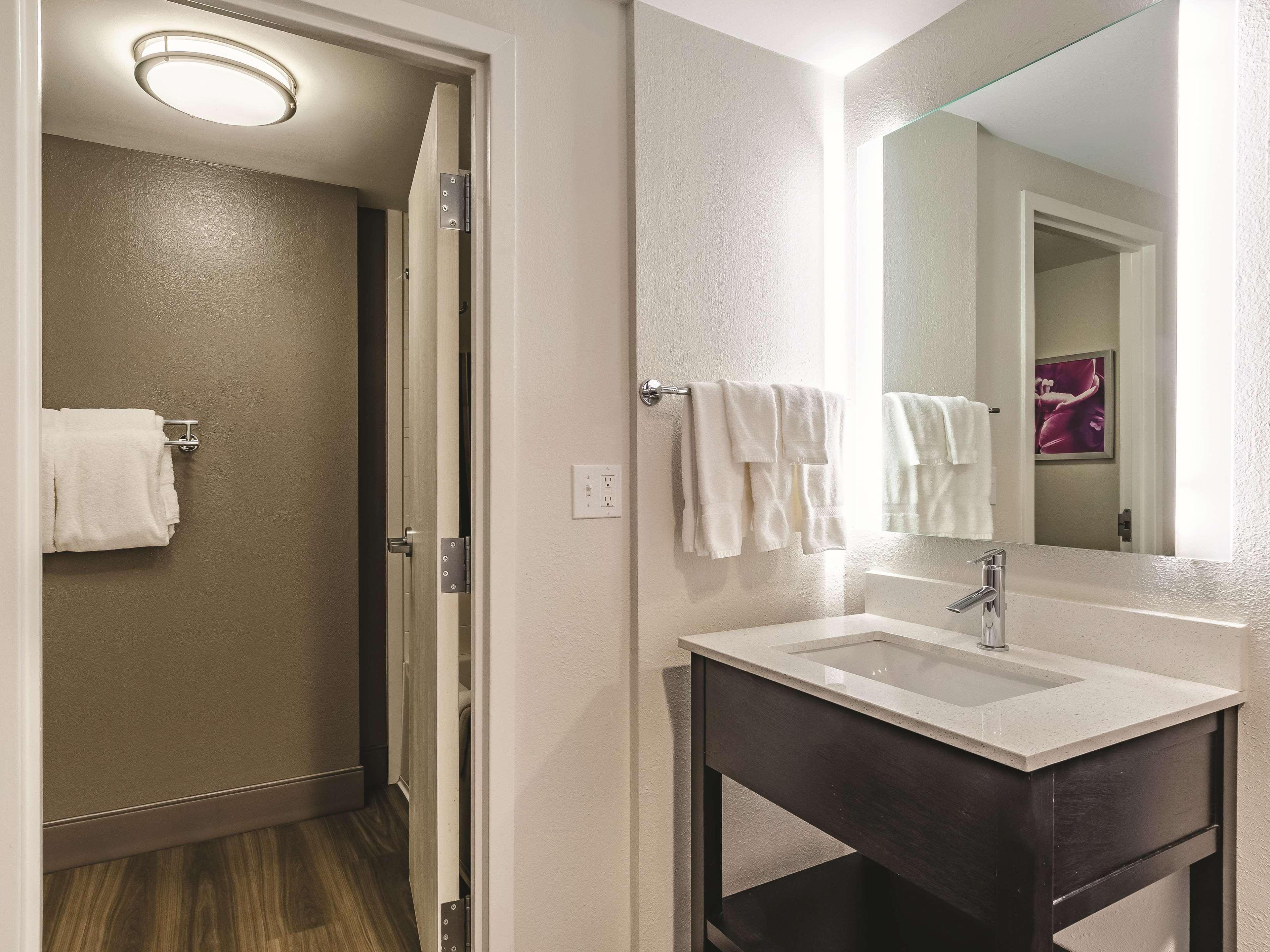 La Quinta By Wyndham Warwick Providence Airport Hotell Exteriör bild