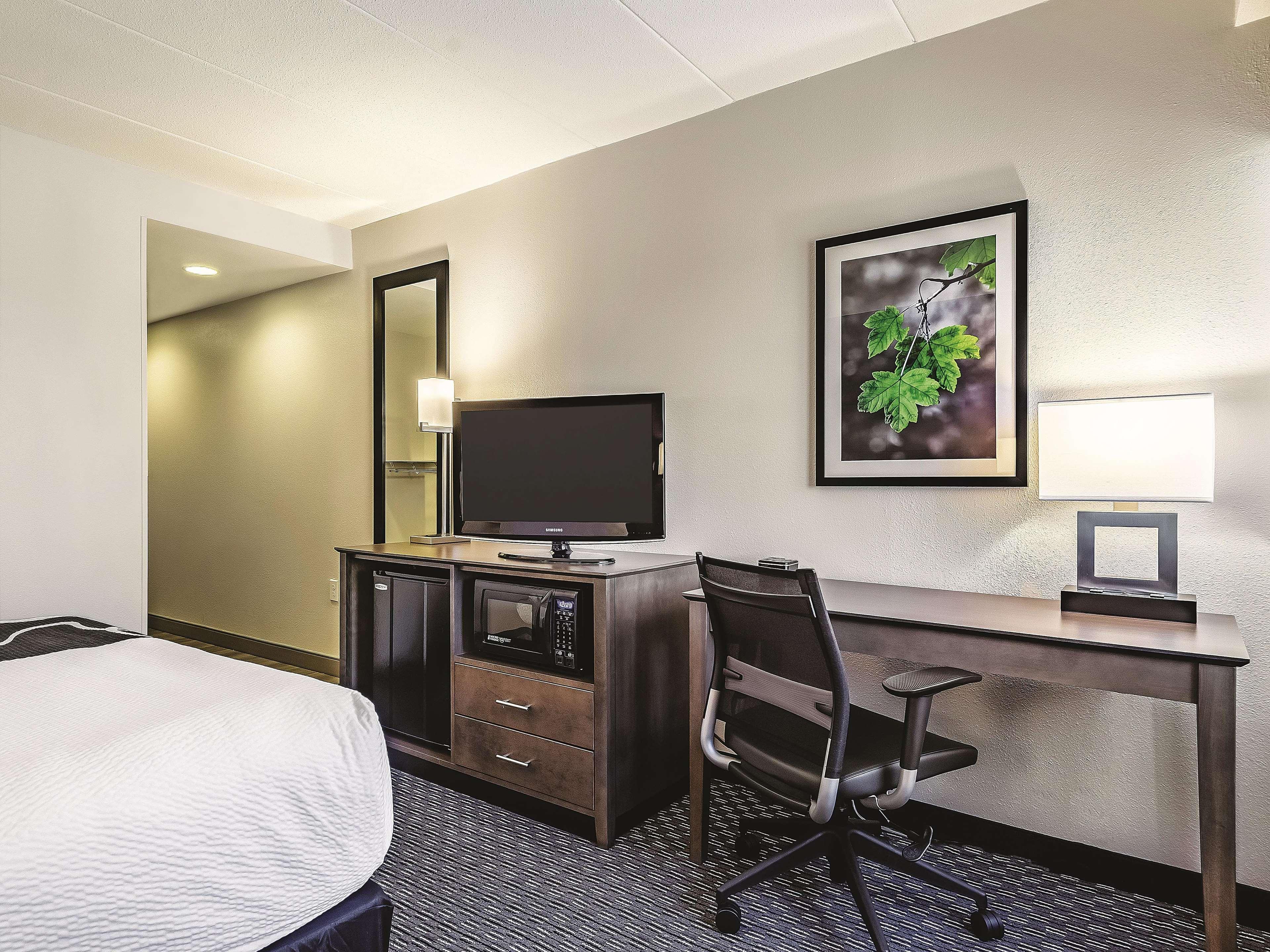 La Quinta By Wyndham Warwick Providence Airport Hotell Exteriör bild