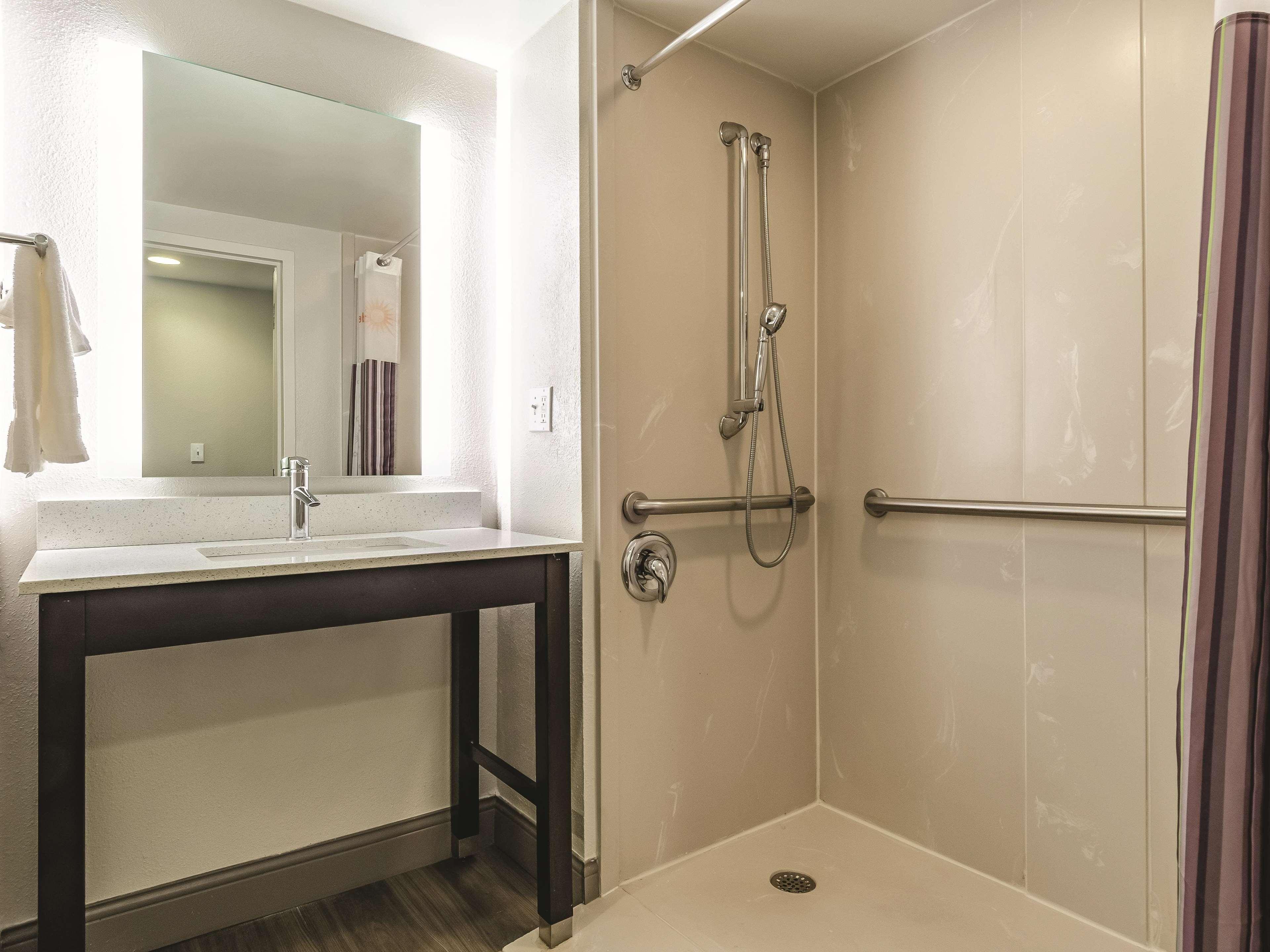 La Quinta By Wyndham Warwick Providence Airport Hotell Exteriör bild