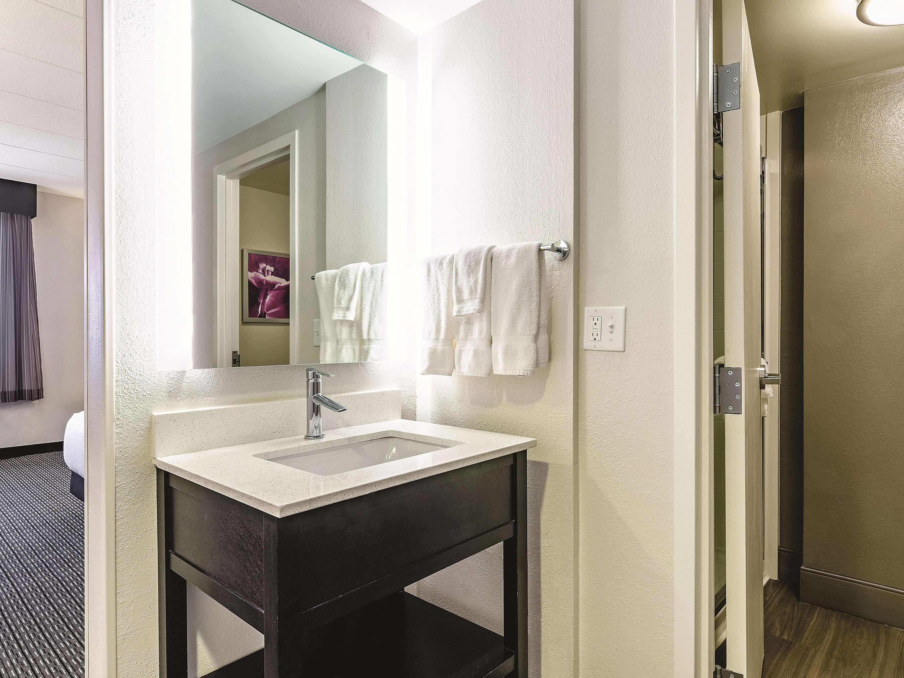 La Quinta By Wyndham Warwick Providence Airport Hotell Exteriör bild