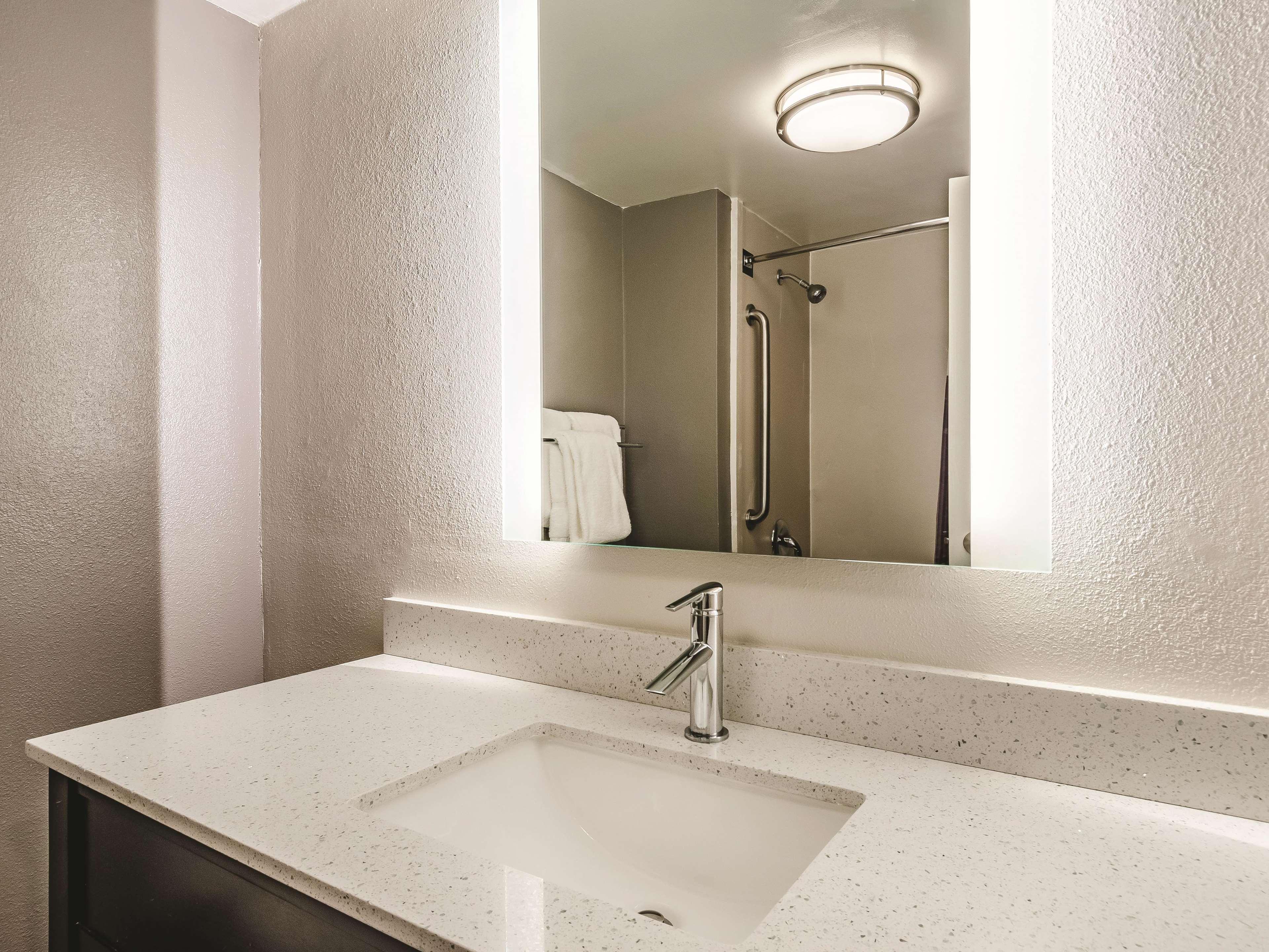 La Quinta By Wyndham Warwick Providence Airport Hotell Exteriör bild