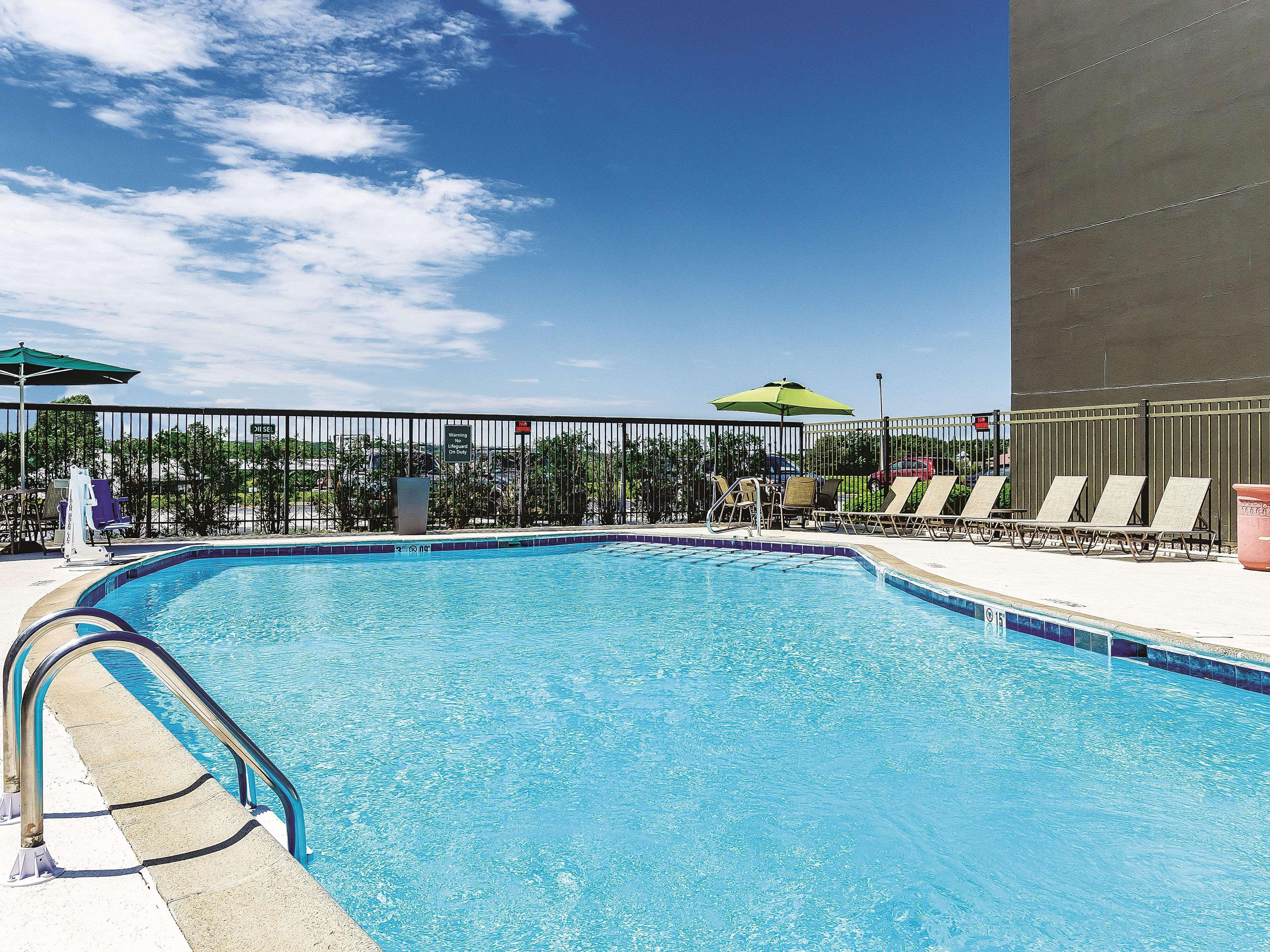 La Quinta By Wyndham Warwick Providence Airport Hotell Exteriör bild