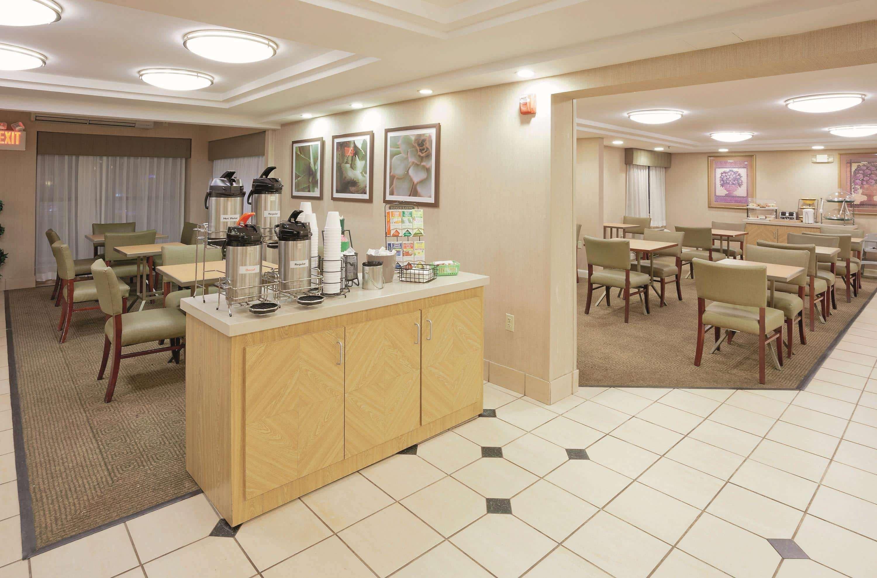 La Quinta By Wyndham Warwick Providence Airport Hotell Exteriör bild