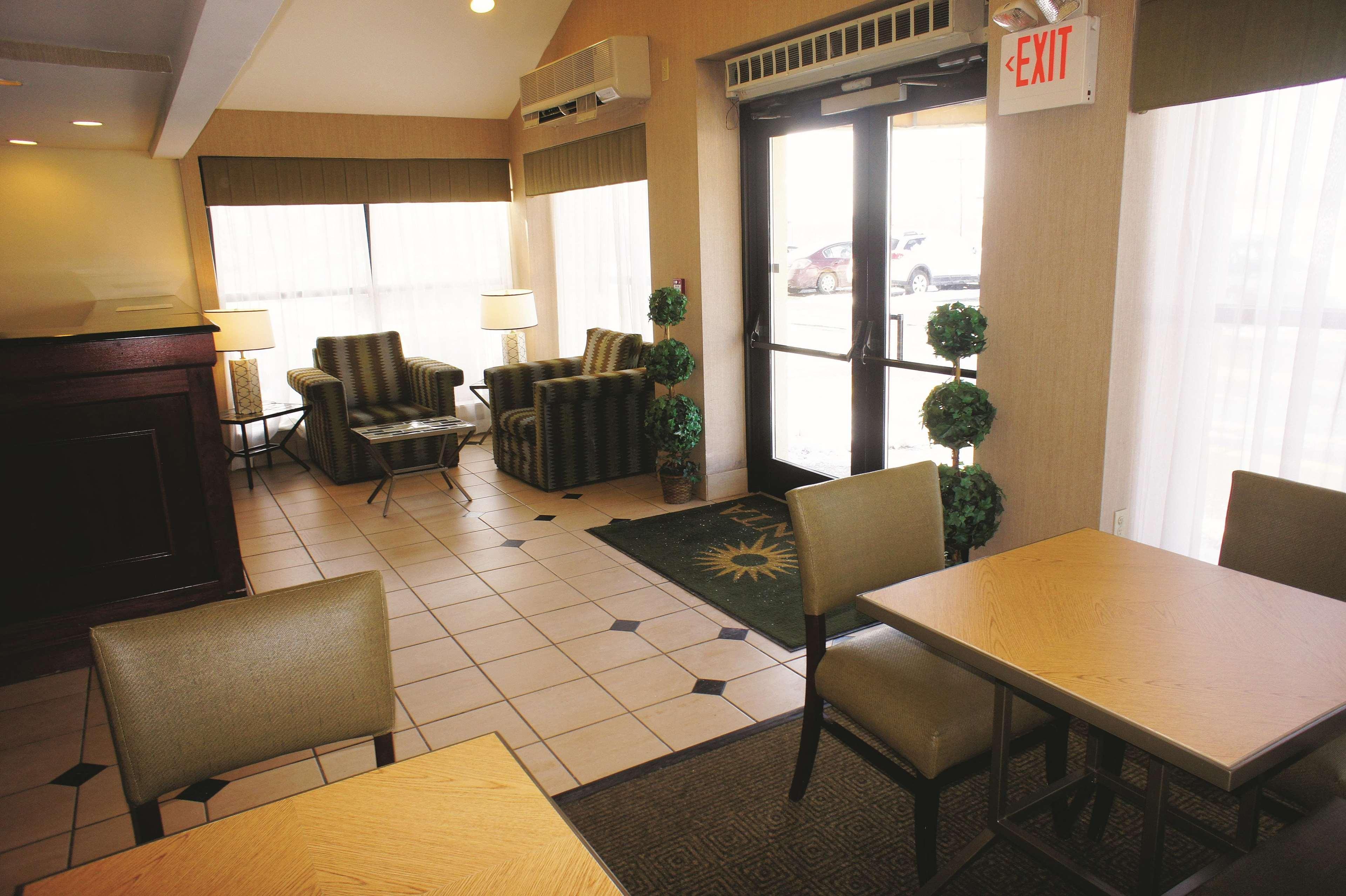 La Quinta By Wyndham Warwick Providence Airport Hotell Exteriör bild