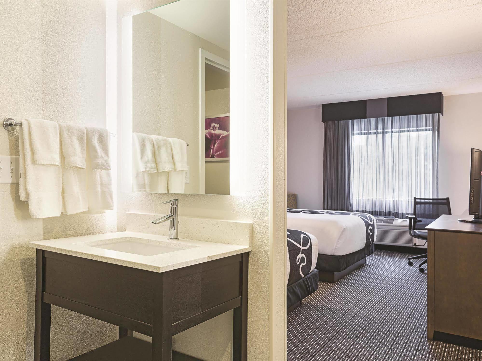 La Quinta By Wyndham Warwick Providence Airport Hotell Exteriör bild